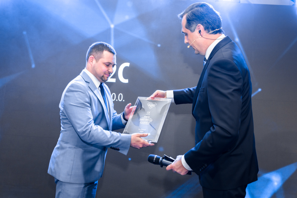 Host of Forbes Diamonds hands in an award to businessman from C2C sp. z o. o.