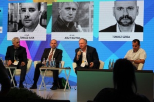 ctoc; eZaopatrzenie.pl; venturishoreca; Tomasz Szuba speaking and sitting during discussion ETI 2018 conference in Lublin.