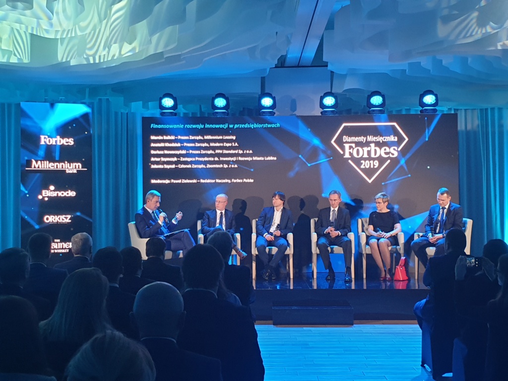 People discussing on stage during event of Forbes Diamonds 2019